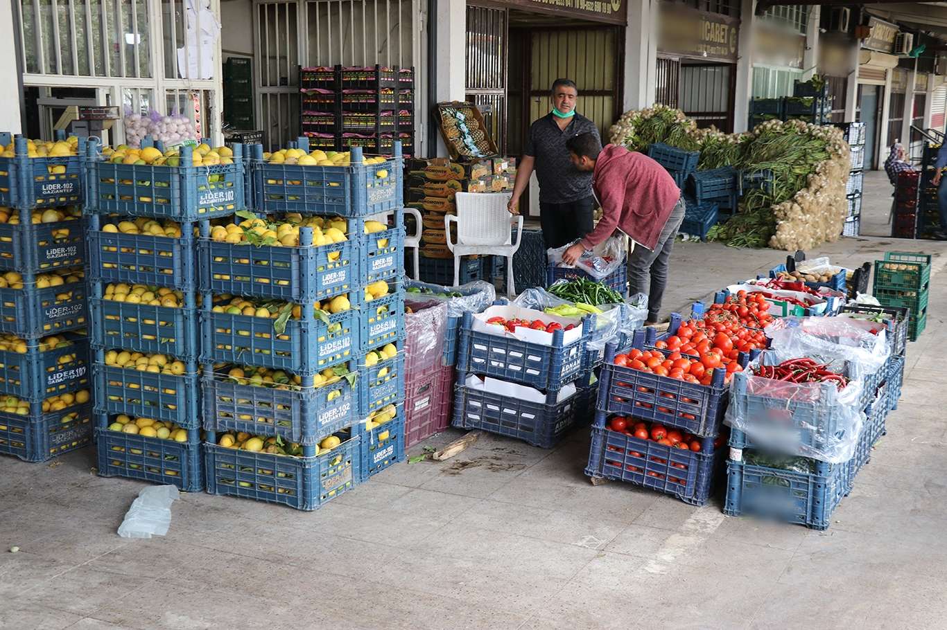 Satılamayan tonlarca sebze meyve hal esnafının elinde kaldı Satılamayan tonlarca sebze meyve hal esnafının elinde kaldı